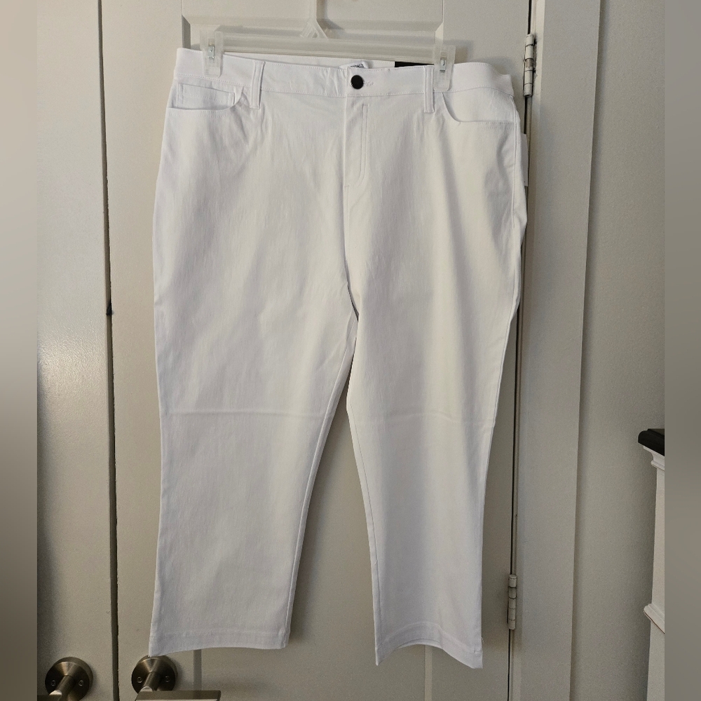 Ricki's Crisp White Capris